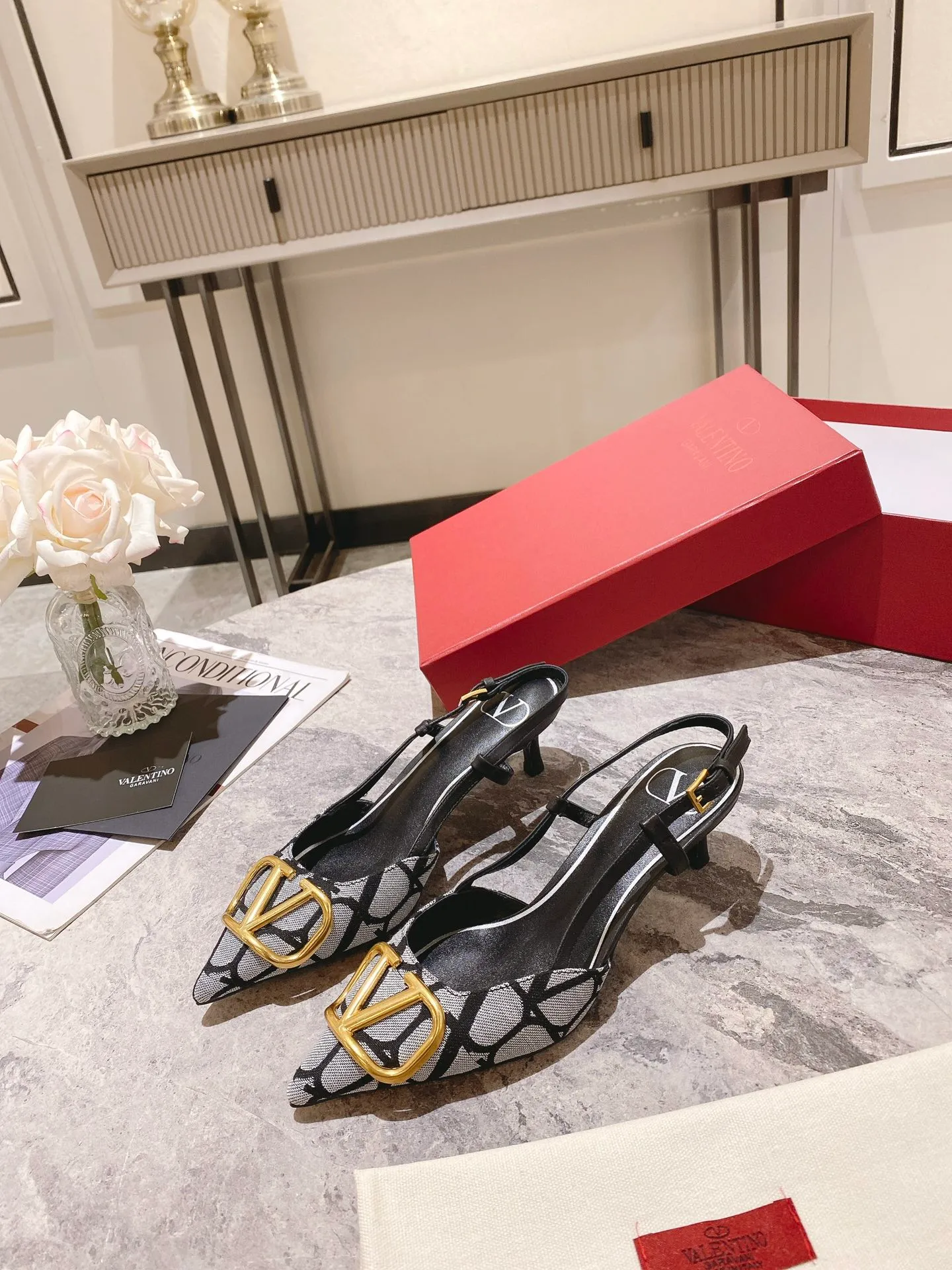 👟👟Ex-factory price 440👟👟 Genuine leather sole +40 Top version 𝑉𝐴𝐿𝐸𝑁𝑇𝐼𝑁𝑂 Valentino 2023 spring and summer new women's 5⃣️color empty back sandals The unique [V logo fabric printing pattern] brings out a full sense of high-end, and the new season will live up to expectations! Worth buying★Absolutely high-grade❥Original method, Absolutely sensual❥Elegant style, creating a different feeling, simple and elegant style!  Code number: 35-41 (34-42 customized) Fabric: Fabric printed cloth Lining: Sheepskin lining Heel height: 3 options 5cm-8cm-10cm Leather outsole Rubber outsole